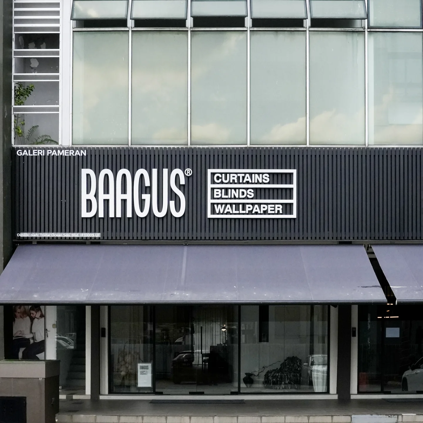 Bahagian hadapan kedai BAAGUS Bandar Kinrara di Jalan TPK 2/8, dengan papan tanda langsir, bidai dan kertas dinding