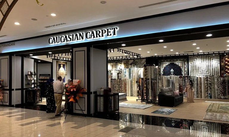 Choose Interior在KL East Mall的零售项目,展示带框饰面的店面、陈列灯光及地毯展示区