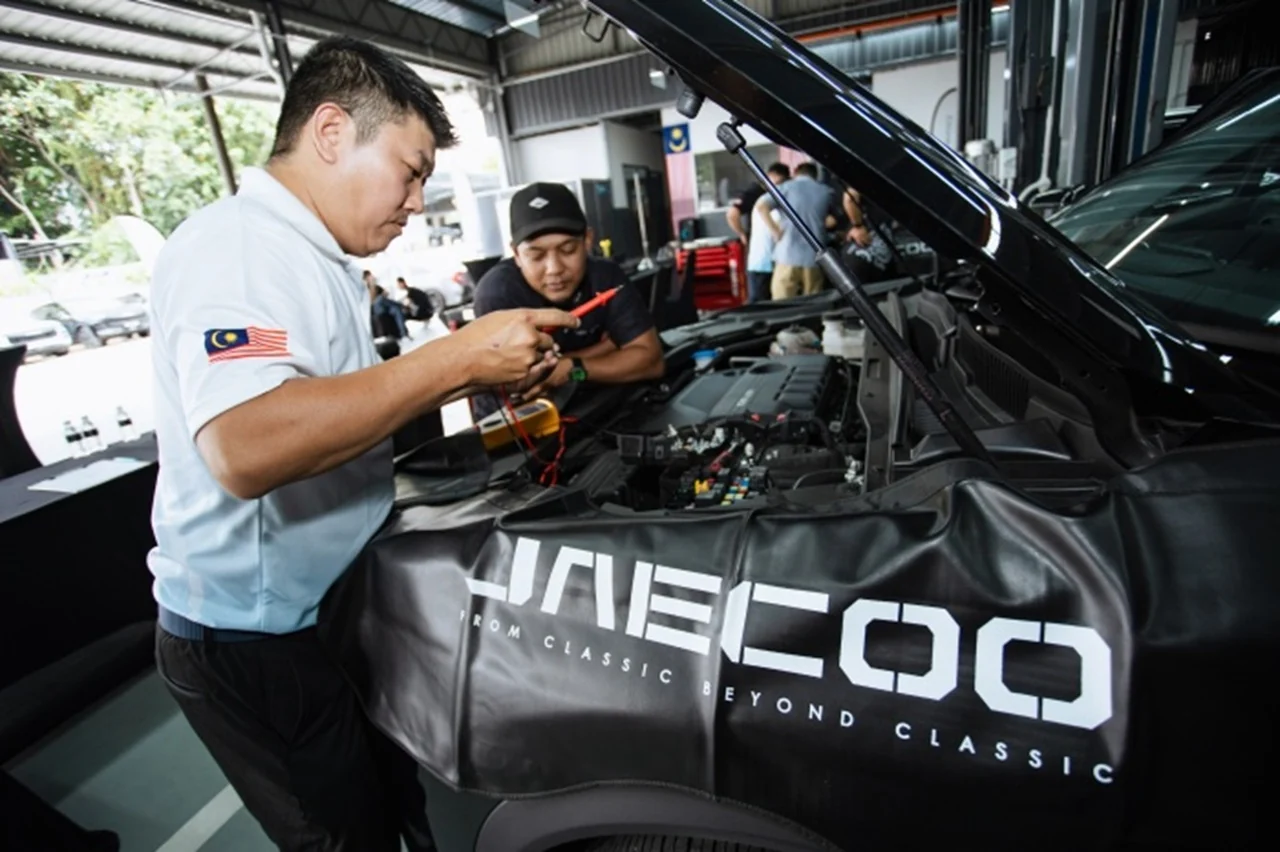 Technicians carrying out diagnostic work during OMODA & JAECOO’s 2025 technical skills competition in Klang