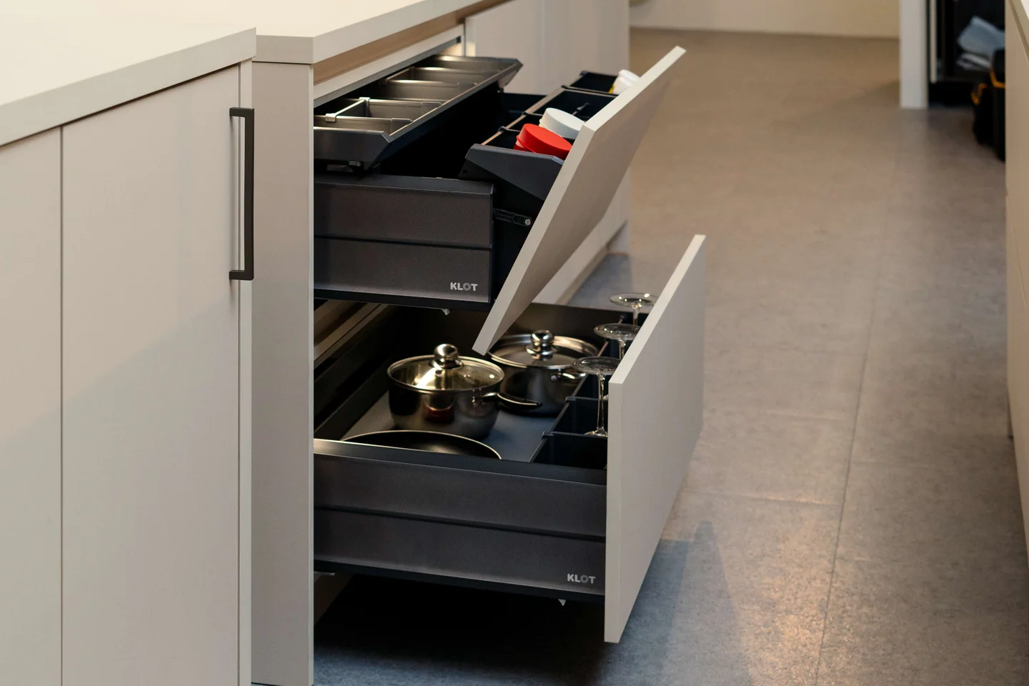 Laci dapur KLOT yang terbuka dengan ruang berasingan untuk kutleri, pinggan dan periuk