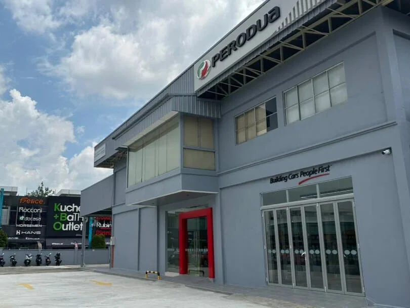 Perodua 3S Kinrara’s grey showroom facade, entrance and forecourt on Jalan TPK 2/3
